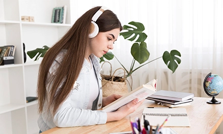 A study carried out by the University of Caen, in France, proved that studying while listening to music improves the student's ability to concentrate and, consequently, helps in absorbing new information.