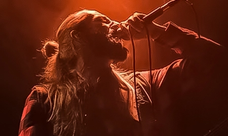 O vocal gutural é uma técnica muito usada no rock. Com o diafragma, a respiração e os sons distorcidos produzidos pelas pregas vocais e pela laringe, essa técnica produz um som grave, rouco e um tanto agressivo. Ela é muito usada pelas bandas de estilo deadh metal, metalcore, deathcore e thrash metal.