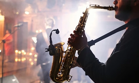 Coming from African-American culture, jazz is a style marked by creativity, freedom, and improvisation. Before becoming what it is today, jazz spawned many subgenres over the years, such as swing, bebop, soul jazz, and fusion jazz.